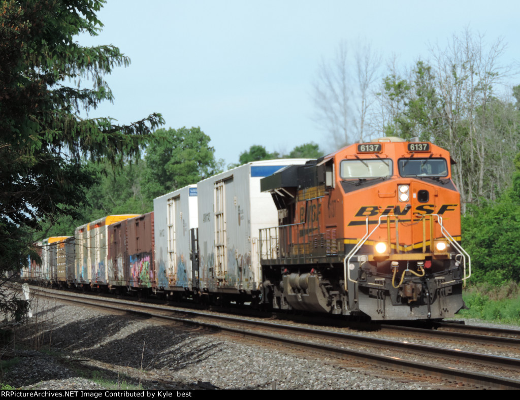 BNSF 6137 on Q368 